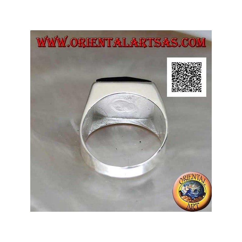 Silberring mit facettiertem rechteckig gebogenem Onyx auf glattem Rahmen mit zwei seitlichen Linien