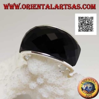 Bague en argent avec onyx bombé à facettes rectangulaire arrondi sur monture lisse