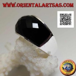 Anillo de plata con ónix curvado facetado rectangular redondeado en engaste liso