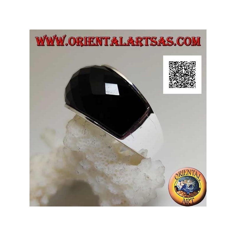 Bague en argent avec onyx bombé à facettes rectangulaire arrondi sur monture lisse