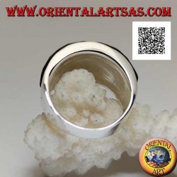 Anillo de plata con ónix curvado facetado rectangular redondeado en engaste liso