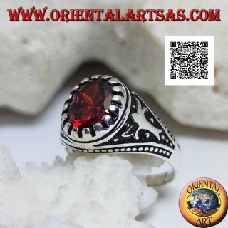 Silberring mit facettiertem ovalem Granat mit seitlich eingraviertem Kaisermotiv