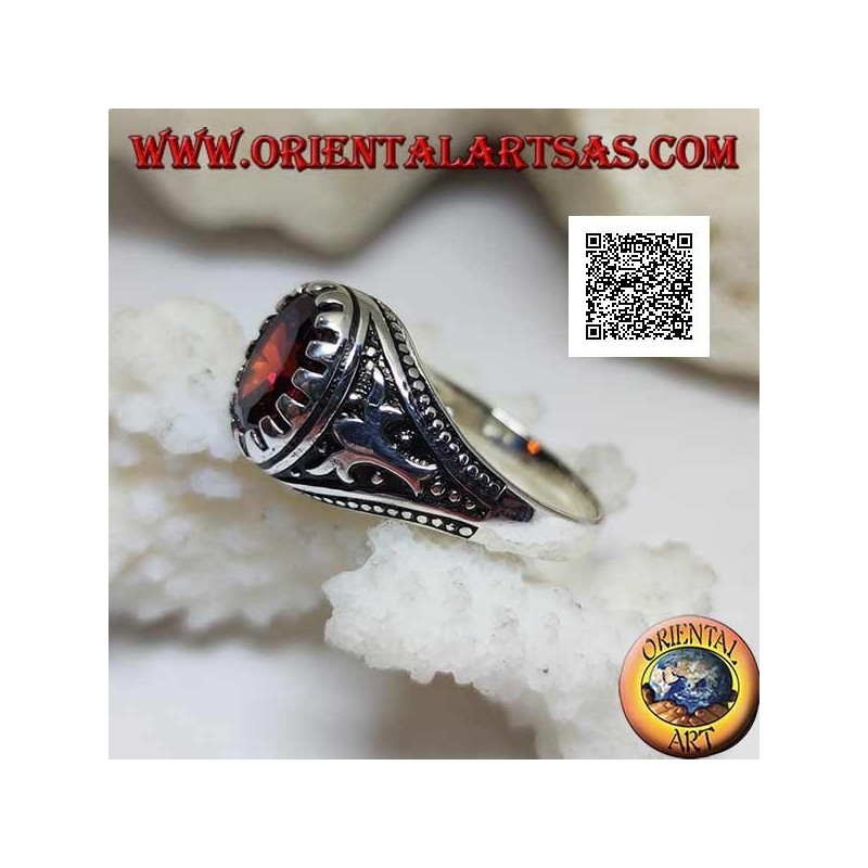 Anello in argento con granato ovale sfaccettato con motivo imperiale inciso sui lati