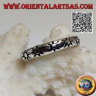Slightly rounded silver ring with engraved suns
