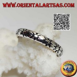 Slightly rounded silver ring with engraved suns