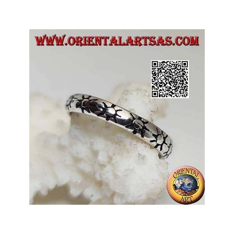 Anillo de plata ligeramente redondeado con soles grabados