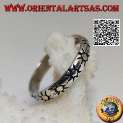 Bague en argent légèrement arrondie avec soleils gravés