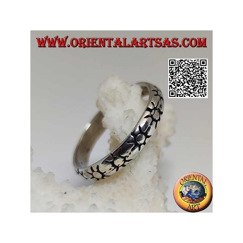 Bague en argent légèrement arrondie avec soleils gravés