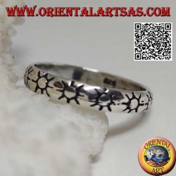 Bague en argent légèrement arrondie avec soleils gravés