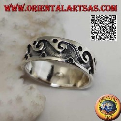 Silberring mit gravierten Wellen und Kugeln