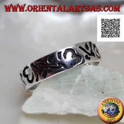 Anillo de plata con Om (mantra tibetano) y decoraciones florales grabadas