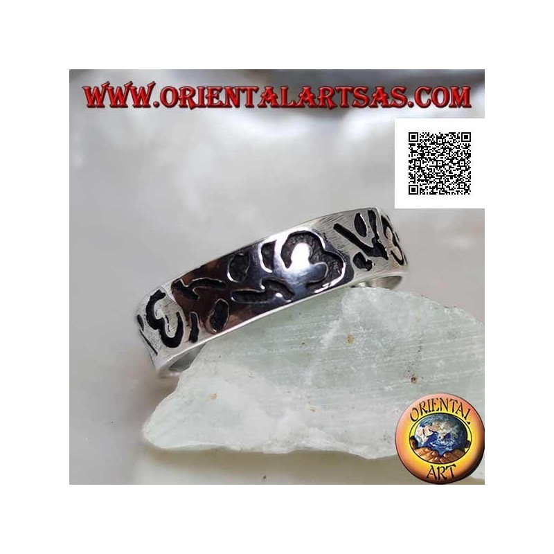 Anillo de plata con Om (mantra tibetano) y decoraciones florales grabadas