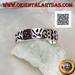 Silberring mit Om (tibetisches Mantra) und gravierten Blumendekorationen