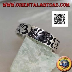 Silberring mit Om (tibetisches Mantra) und gravierten Blumendekorationen