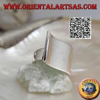 Silver band ring with wavy draped joint