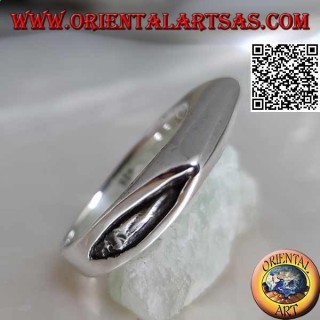 Bague en argent lisse en forme de lame de hache sur le devant
