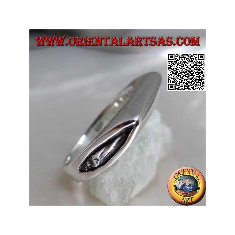 Bague en argent lisse en forme de lame de hache sur le devant