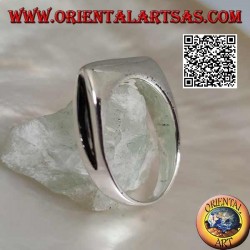 Glatter silberner Ring in Form einer Axtklinge auf der Vorderseite
