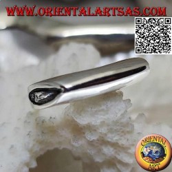 Anillo plateado liso en forma de hoja de hacha en la parte delantera