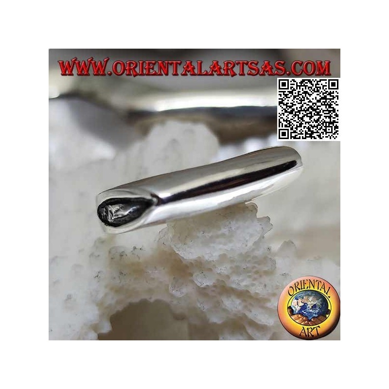 Anello in argento liscio a forma di lama d'ascia sul davanti
