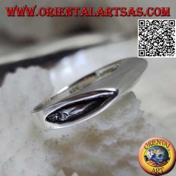 Glatter silberner Ring in Form einer Axtklinge auf der Vorderseite