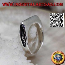 Glatter silberner Ring in Form einer Axtklinge auf der Vorderseite