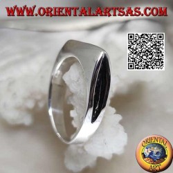 Bague en argent lisse en forme de lame de hache sur le devant