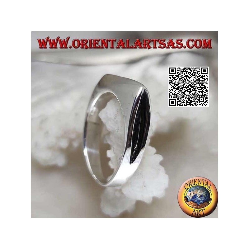 Anello in argento liscio a forma di lama d'ascia sul davanti