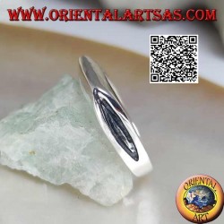 Glatter silberner Ring in Form einer Axtklinge auf der Vorderseite