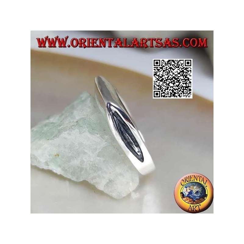 Anillo plateado liso en forma de hoja de hacha en la parte delantera
