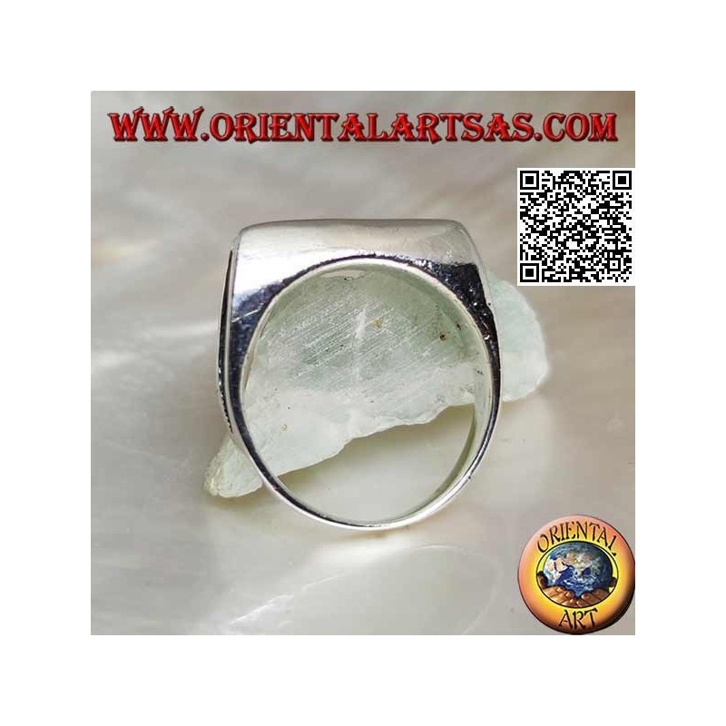 Glatter silberner Ring in Form einer Axtklinge auf der Vorderseite