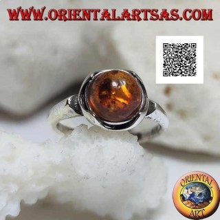 Anello in argento con ambra tonda cabochon contornata da semicerchi su montatura liscia