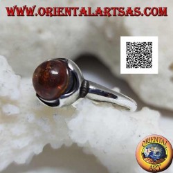 Silberring mit rundem Cabochon-Bernstein, umgeben von Halbkreisen auf einer glatten Fassung