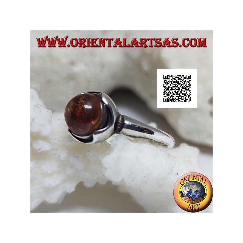 Anello in argento con ambra tonda cabochon contornata da semicerchi su montatura liscia