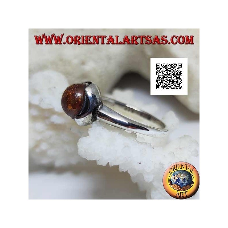 Bague en argent avec cabochon rond d'ambre entouré de demi-cercles sur une monture lisse