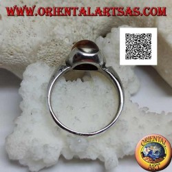 Silberring mit rundem Cabochon-Bernstein, umgeben von Halbkreisen auf einer glatten Fassung