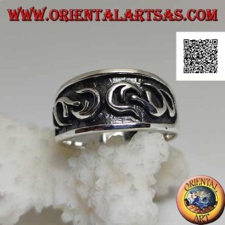Bague en argent avec bande travaillée à décor gothique en bas-relief sur demi anneau