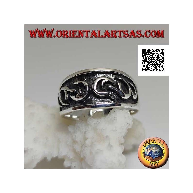 Bague en argent avec bande travaillée à décor gothique en bas-relief sur demi anneau