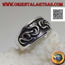 Anillo de plata con banda trabajada con decoración gótica en bajorrelieve en medio anillo