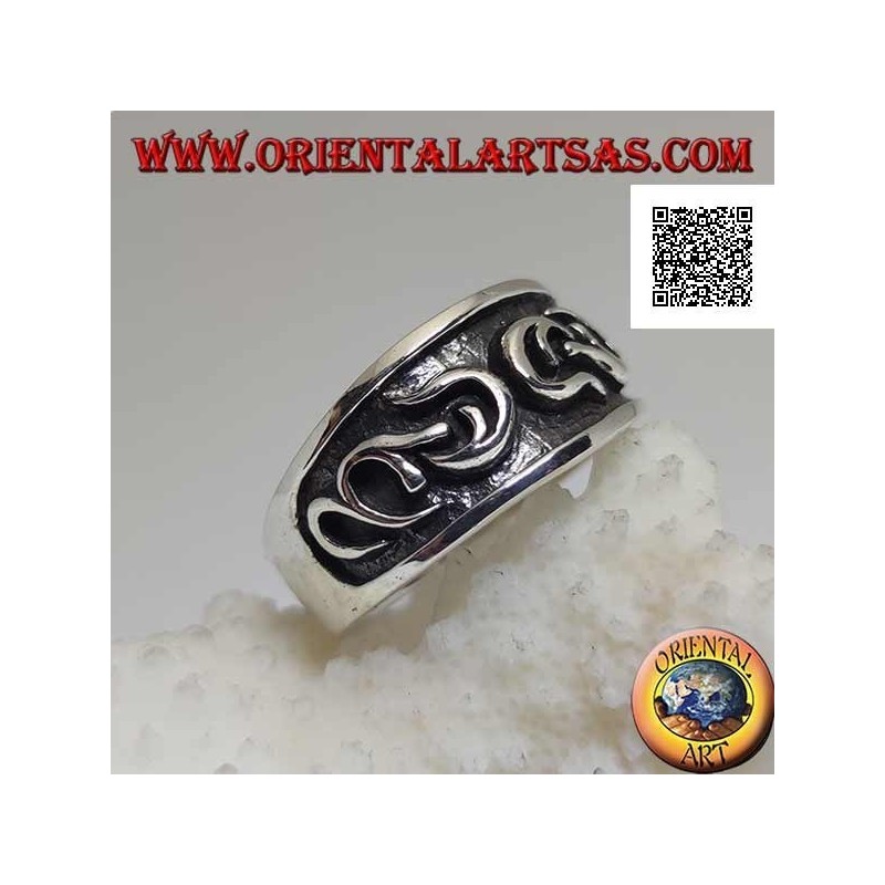 Anillo de plata con banda trabajada con decoración gótica en bajorrelieve en medio anillo