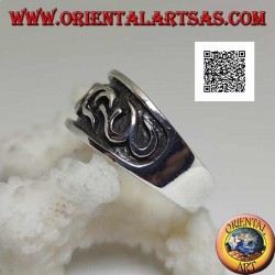 Silver ring with worked band with gothic decoration in bas-relief on half ring