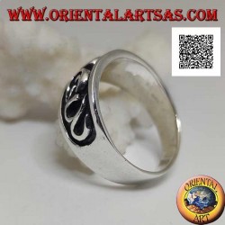 Bague en argent avec bande travaillée à décor gothique en bas-relief sur demi anneau
