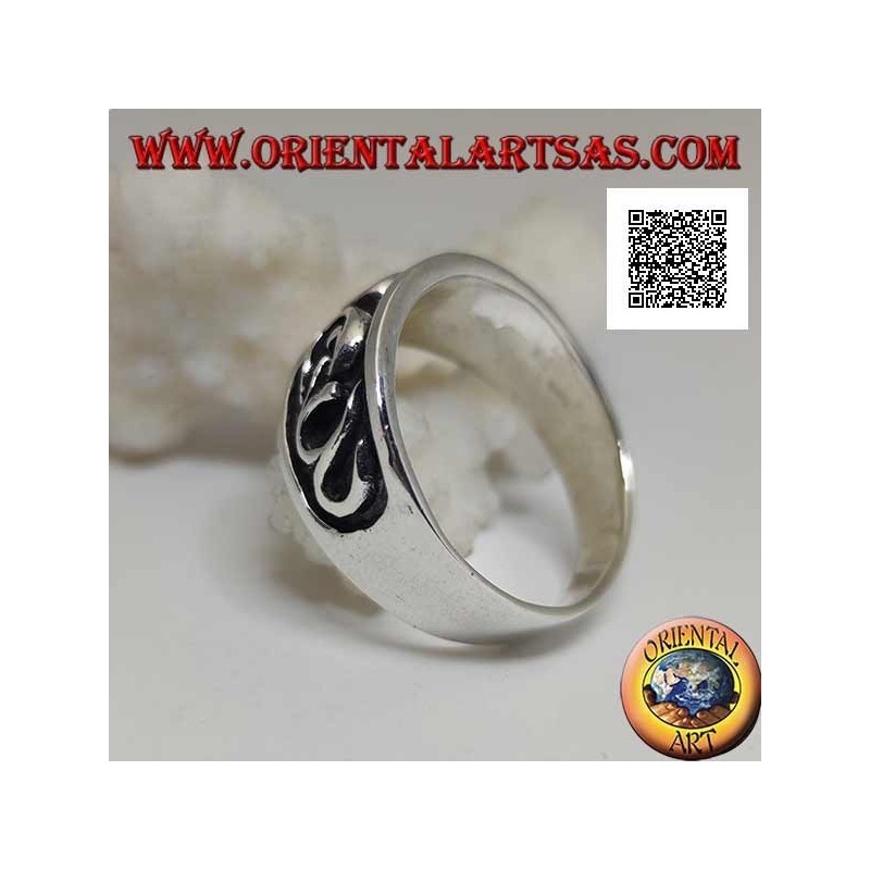 Anello in argento a fascia lavorata con decoro gotico in bassorilievo su metà anello