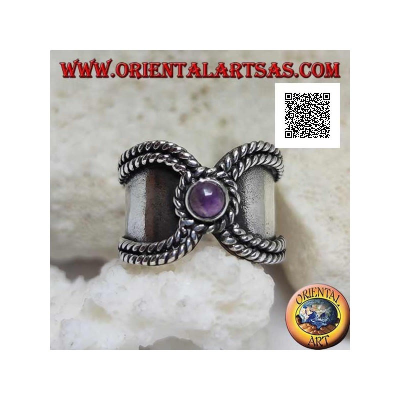 Anello fascia larga in argento con intreccio sui lati e ametista tonda a chiusura