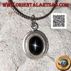 Silberanhänger mit ovalem Cabochon mit schwarzem Stern (Diopside), umgeben von Webart