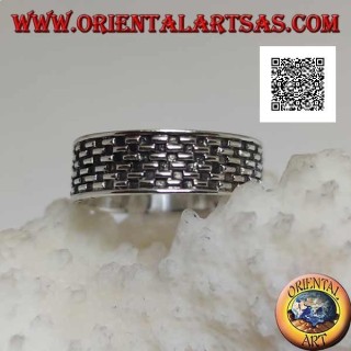 Anello in argento a fedina con decorazione in bassorilievo di lineette a scacchiera