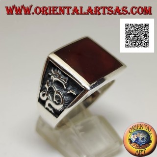 Anillo de plata con cornalina cuadrada y dragón de perfil en bajorrelieve a los lados