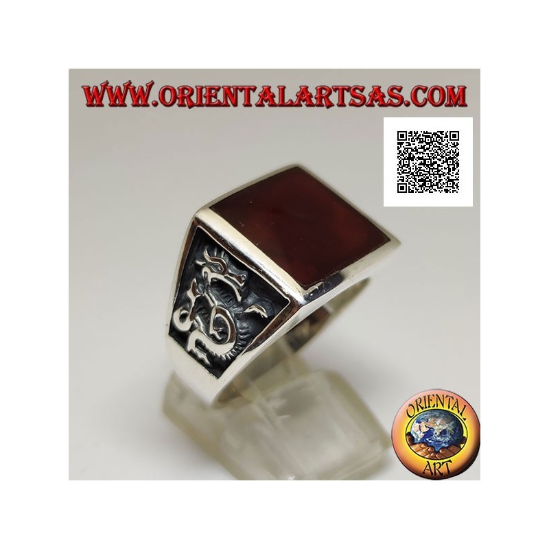 Anello in argento con corniola quadrata e drago di profilo in bassorilievo sui lati