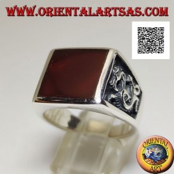 Silberring mit quadratischem Karneol und Profildrache im Basrelief an den Seiten