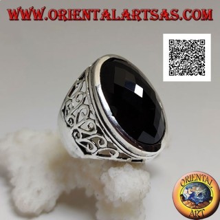 Anello in argento con onice ovale grande sfaccettata e decorazione ondeggiante traforata sui lati